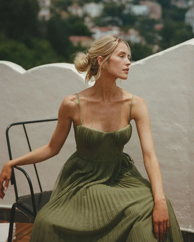 Olivia Dress – Modern Elegance with an Open Back