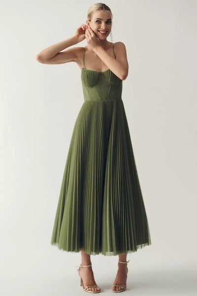 Olivia Dress – Modern Elegance with an Open Back