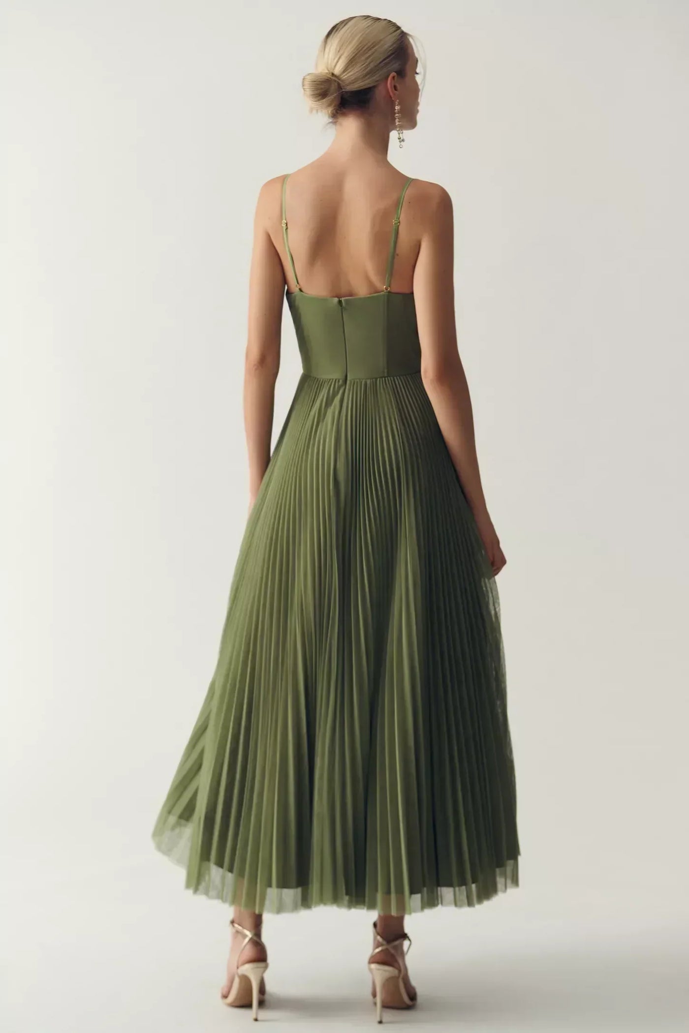 Olivia Dress – Modern Elegance with an Open Back